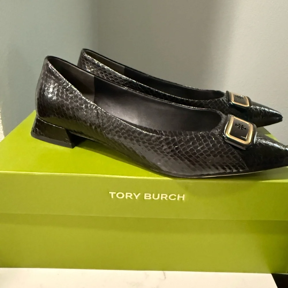 Tory Burch black flats, worn twice. Comes in its original box - Picture 2 of 4